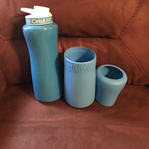 Cirkul 32 ounce stainless steel bottle and matching shock sleeve